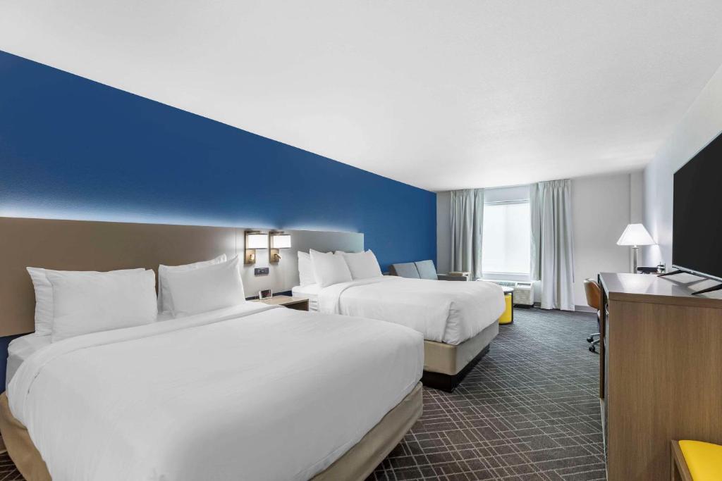 Comfort Inn & Suites Glenwood Springs On The River image