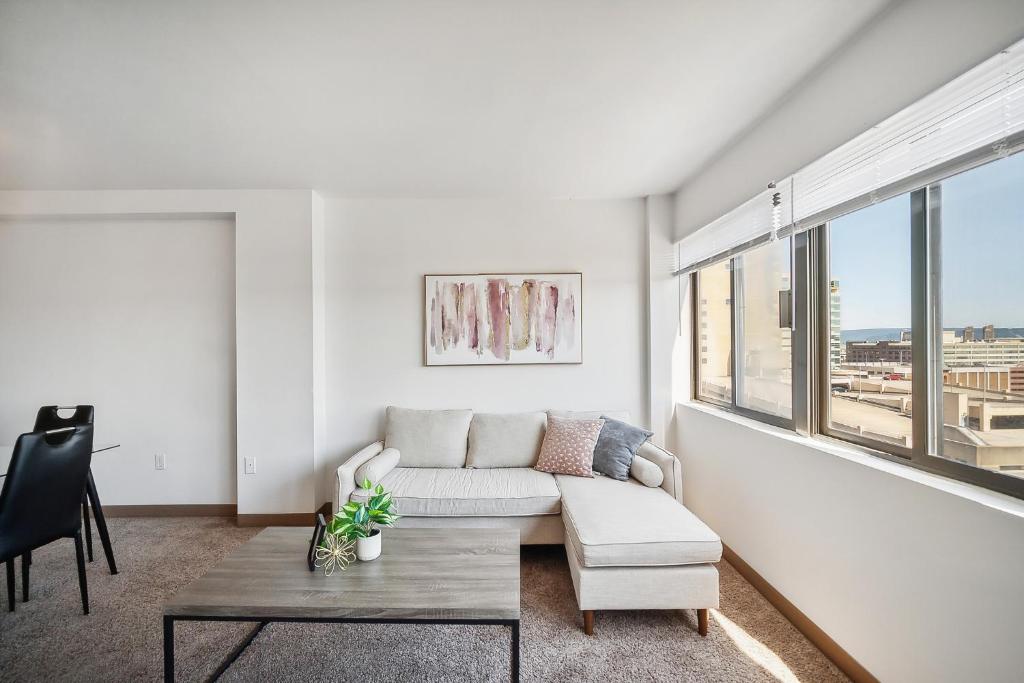 Pp 1111 Modern Corporate 1br, Pool, Gym image