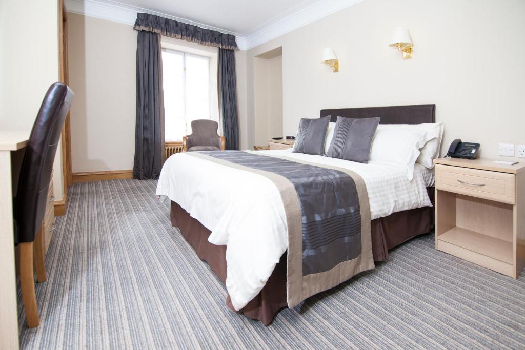 Burnett Arms Hotel photo 2