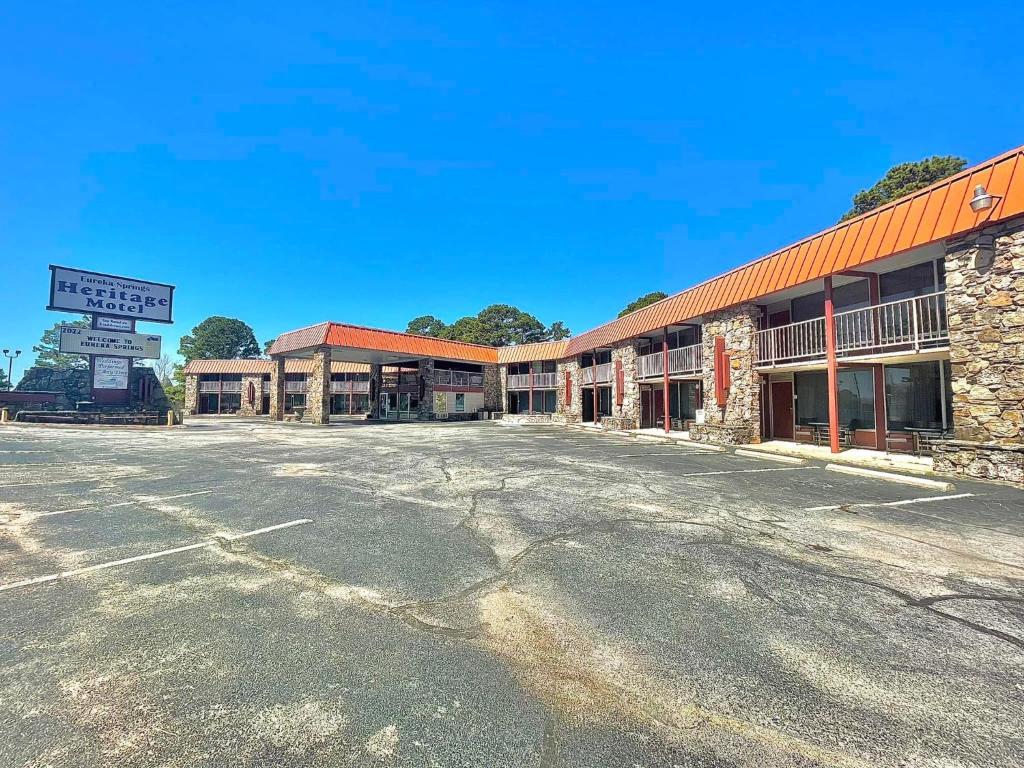 Eureka Springs Heritage Motel image