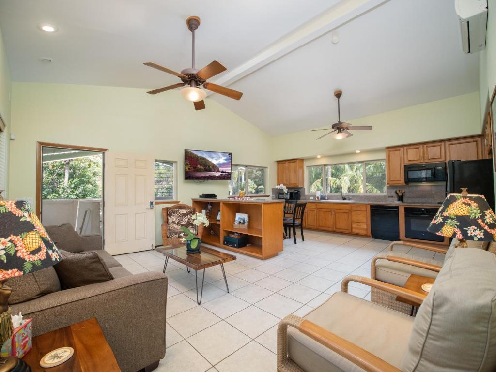 Aloha Aku Ohana2 Suite - Relaxing Garden Views Await image