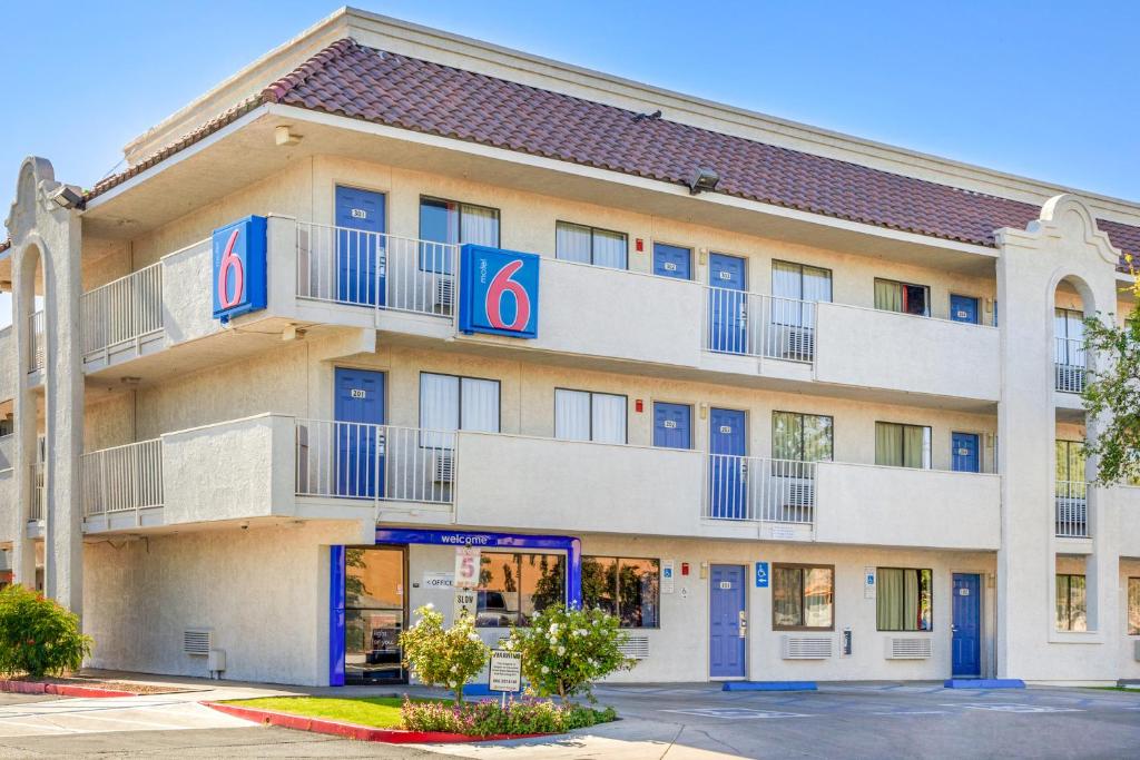 Motel 6 Phoenix, AZ - West image