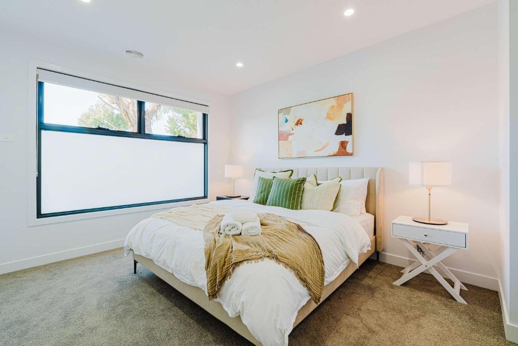 Stylish 4BR Family Townhouse with Private Courtyard photo 2
