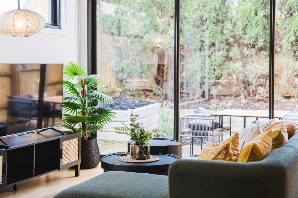 Stylish 4BR Family Townhouse with Private Courtyard photo 3