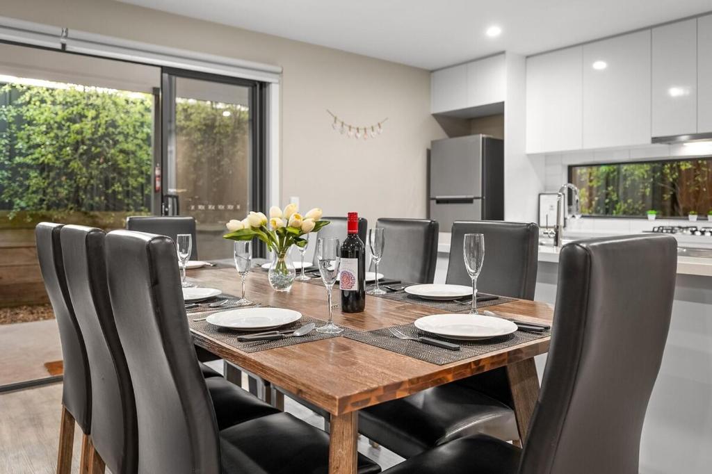 Sovereign Hill Close -private, peaceful, modern photo 4
