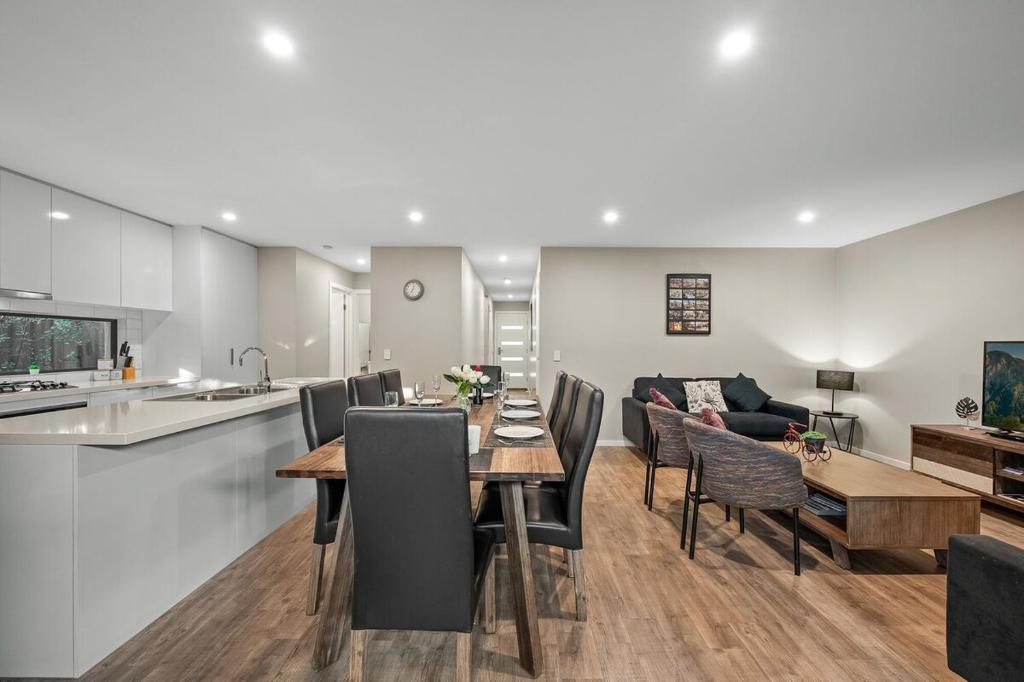 Sovereign Hill Close -private, peaceful, modern photo 3