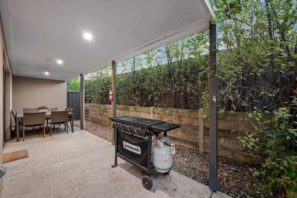Sovereign Hill Close -private, peaceful, modern photo 2