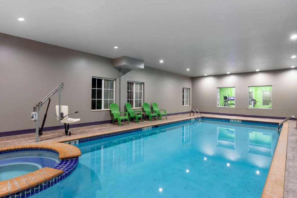 La Quinta Inn & Suites by Wyndham Huntsville Airport Madison image