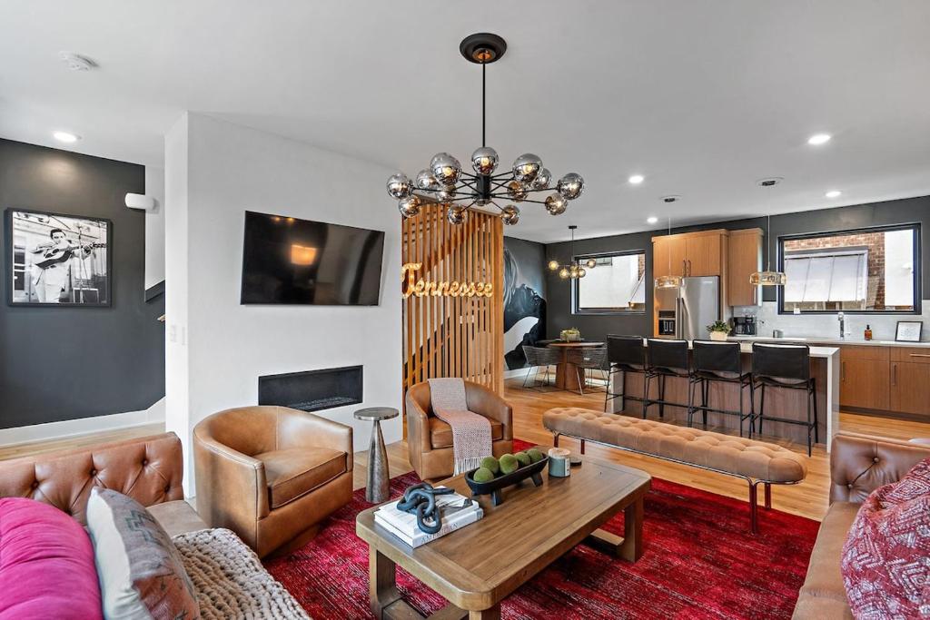 Unwind in Opulence 4BR 4BA Near Broadway - Tap to explore photos