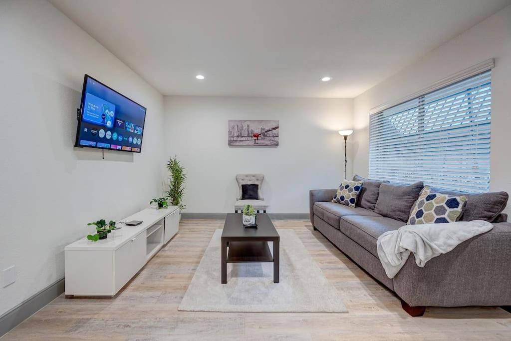 Perfect Stay King bed Free Parking Free Wi-Fi image