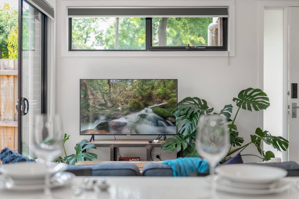Box Hill Central Townhouse by Short & Long Stays