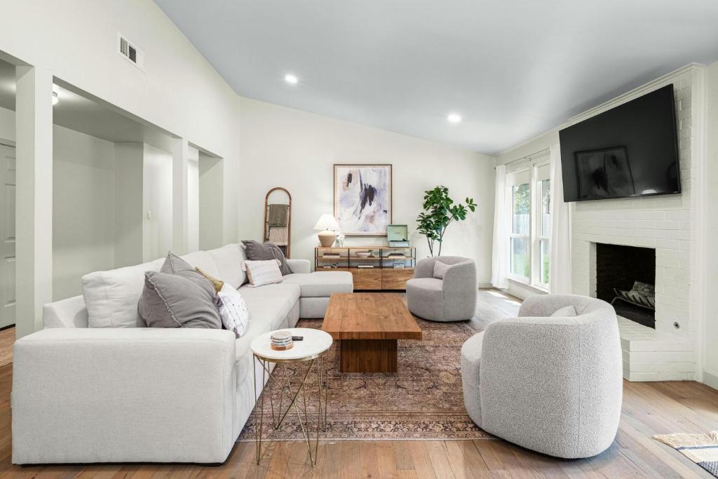 Austin Oasis Zilker, Downtown, Pool, 3 Bedroom - Tap to explore photos