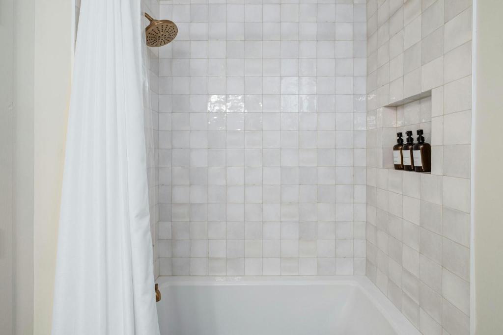 Austin Oasis Zilker, Downtown, Pool, 3 Bedroom - Tap to explore photos