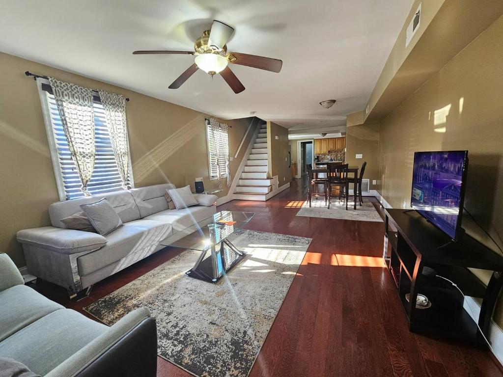 Two Story Queen Primary image