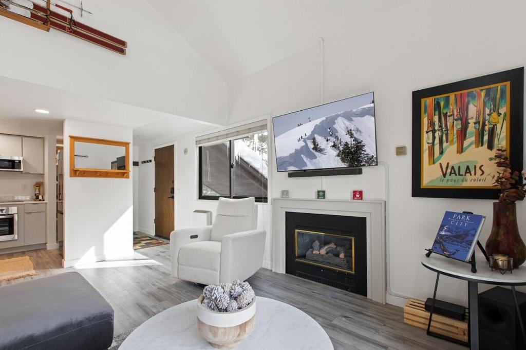 Redpine Peaks Condo Mins to Ski Canyons Resort, Hot tub, Golf, Walk to Lifts! image