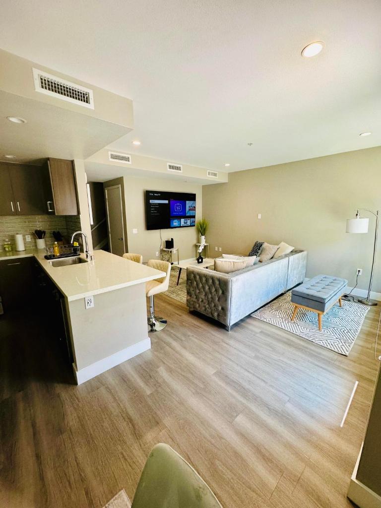 2BR Townhome, Pool, Jacuzzi, Fitness, Free Parking! image