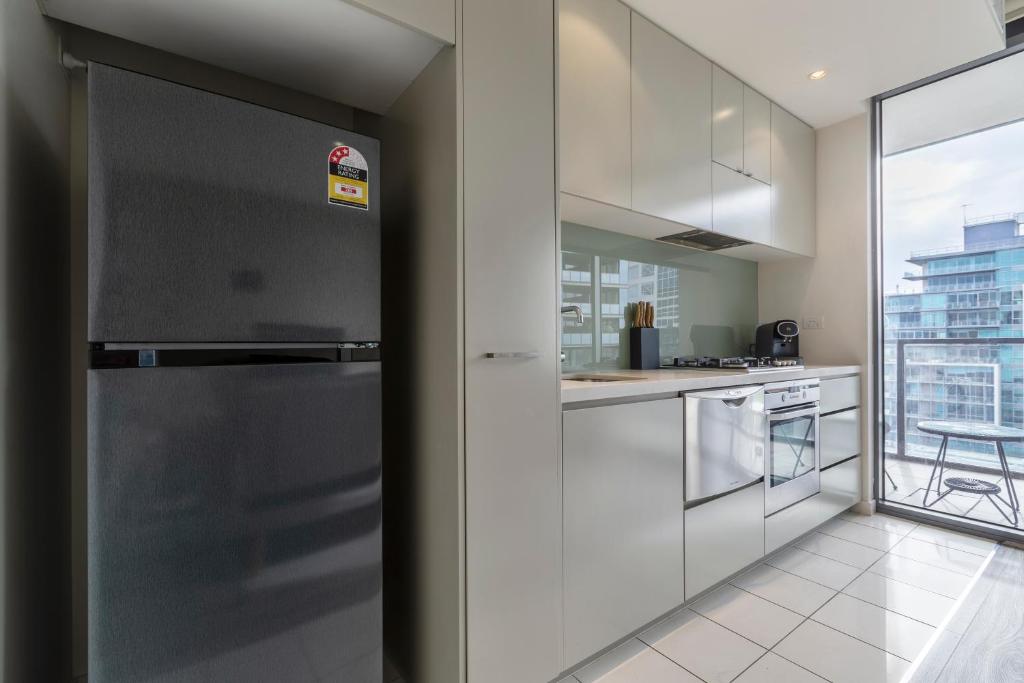 Elegant City Fringe Condo w Pool & FREE Parking photo 1