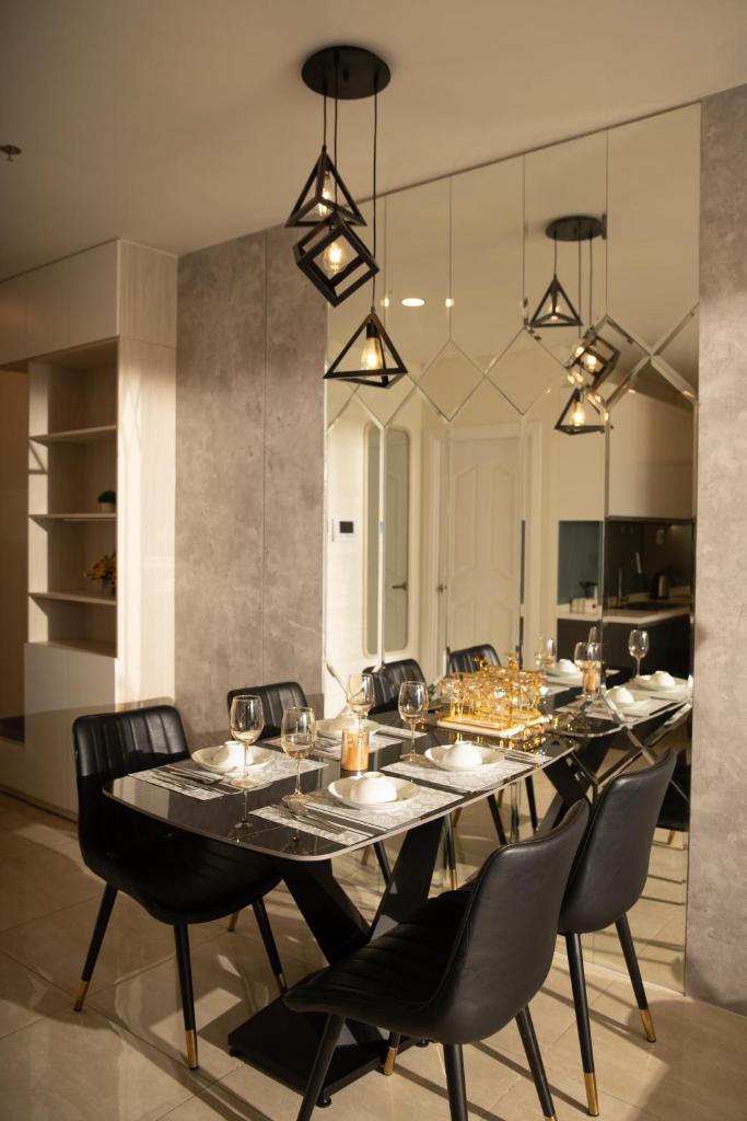 Monarchy Luxury 2 Bedroom Apartment Danang by Villuxy