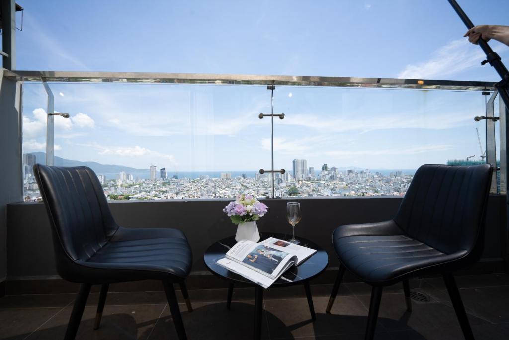 Monarchy Luxury 2 Bedroom Apartment Danang by Villuxy