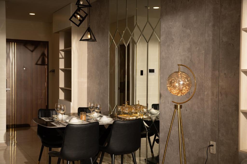 Monarchy Luxury 2 Bedroom Apartment Danang by Villuxy