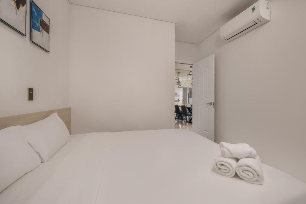 Monarchy Luxury 2 Bedroom Apartment Danang by Villuxy