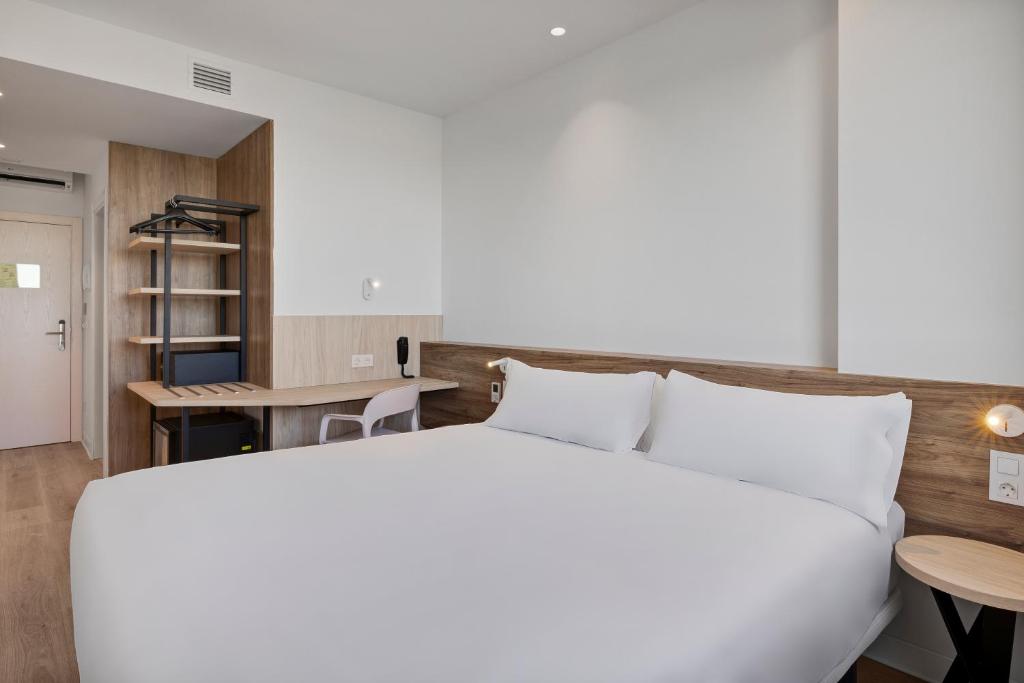 B&B Hotel Madrid Fuenlabrada Retail Park - Tap to explore photos