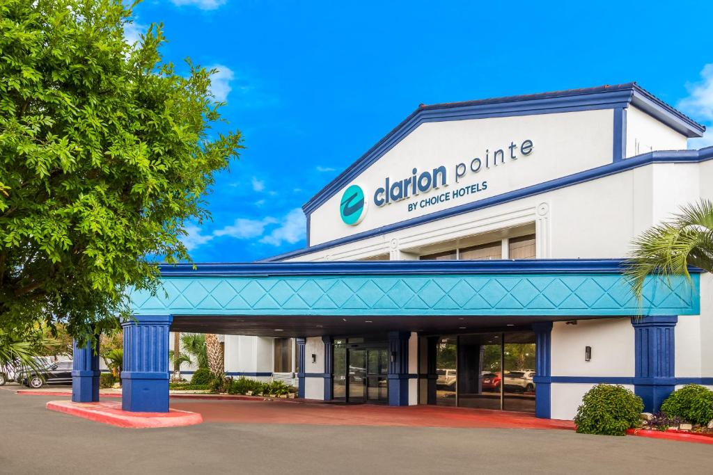 Clarion Pointe Lake Jackson - Clute - Tap to explore photos
