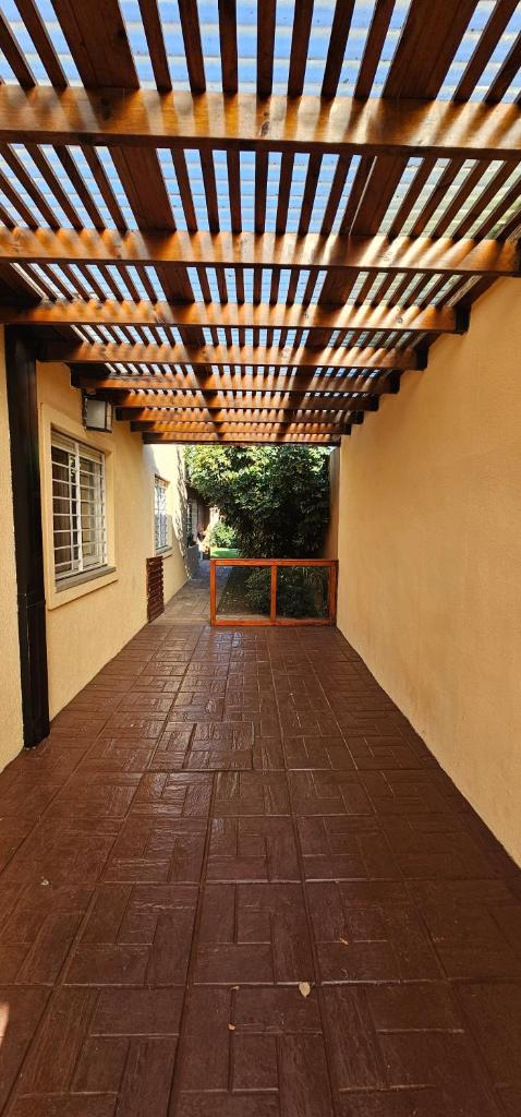 Casa familiar con doble patio, cochera, fácil acceso en el centro de Escobar photo 1