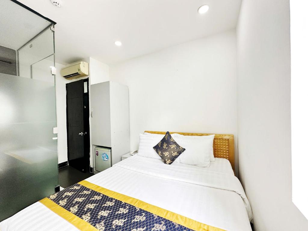 RedDoorz Plus near Hoang Van Thu Park 2