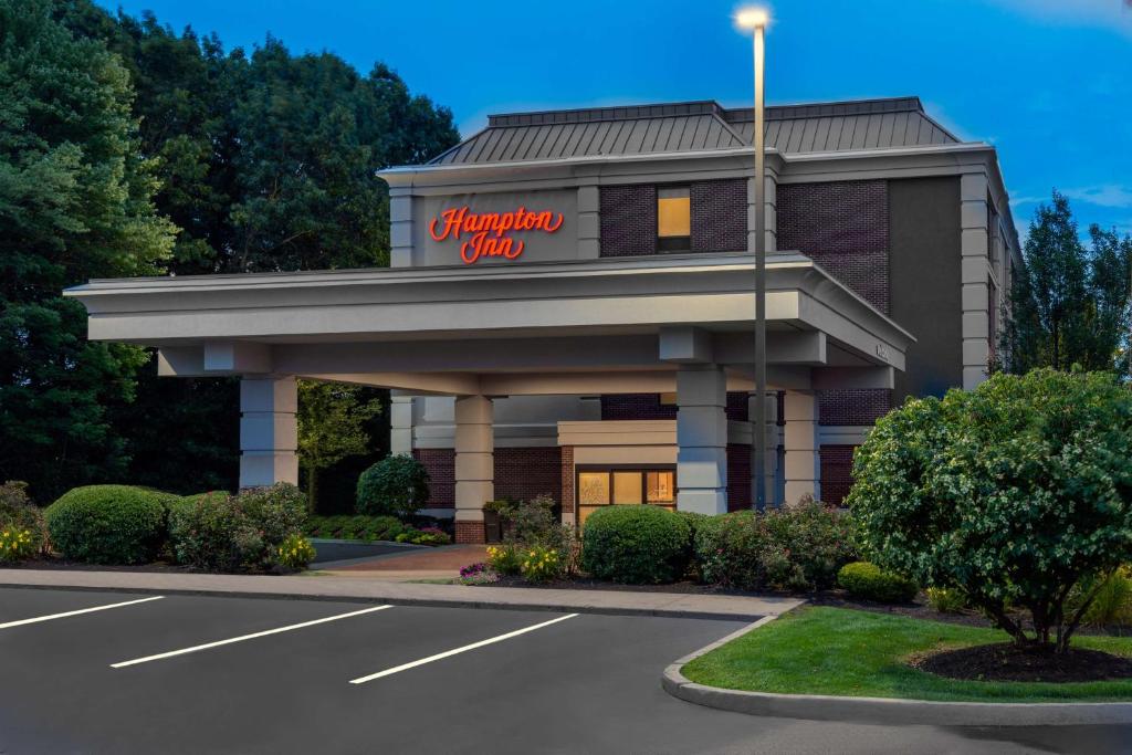 Hampton Inn Hartford/Airport image