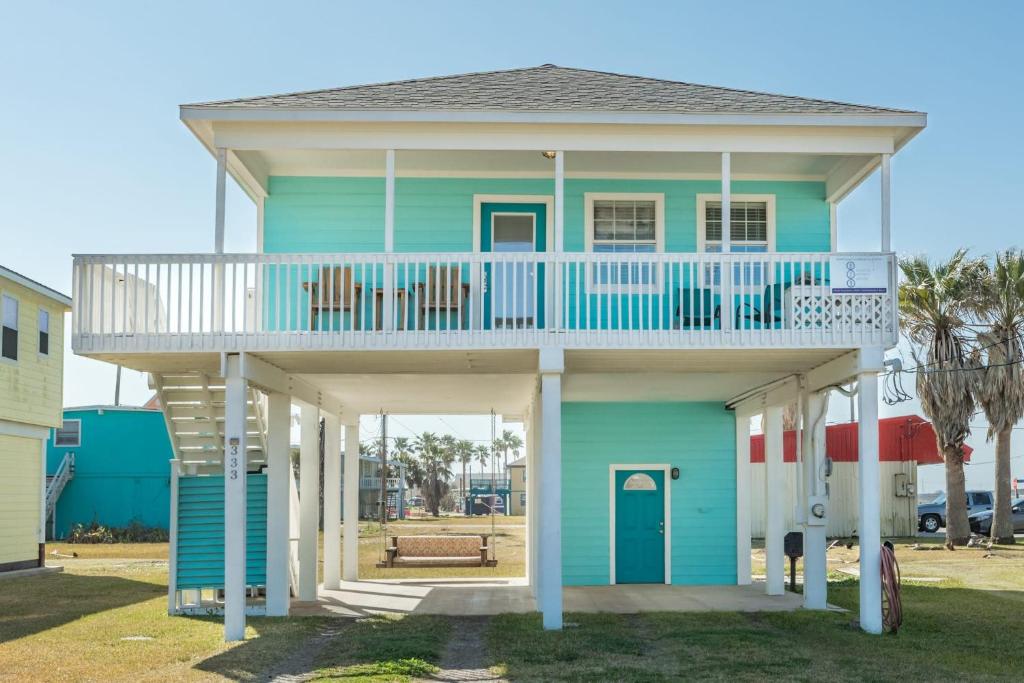 The Blue Haven - Cute Beach Bungalow With Easy Access to Sand and Gulf Waters! image