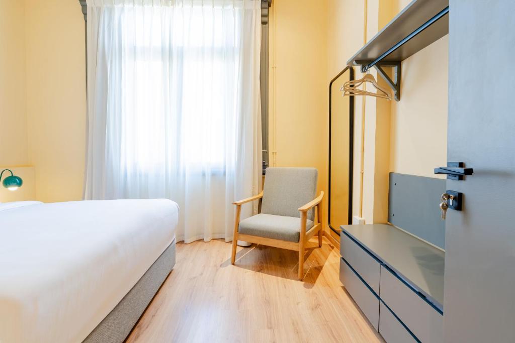 grey l studio apartments Downtown Alexandria Menasce House