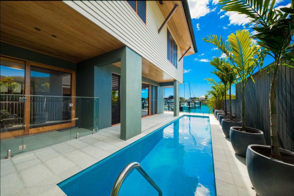 Airlie Beach Marina-Front Luxury at 10 The Cove photo 1