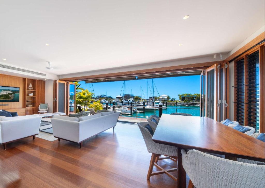 Airlie Beach Marina-Front Luxury at 10 The Cove photo 4