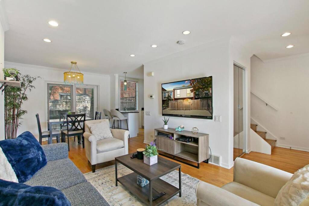 Great Location-Lincoln Park Wrigleyville and Parking image