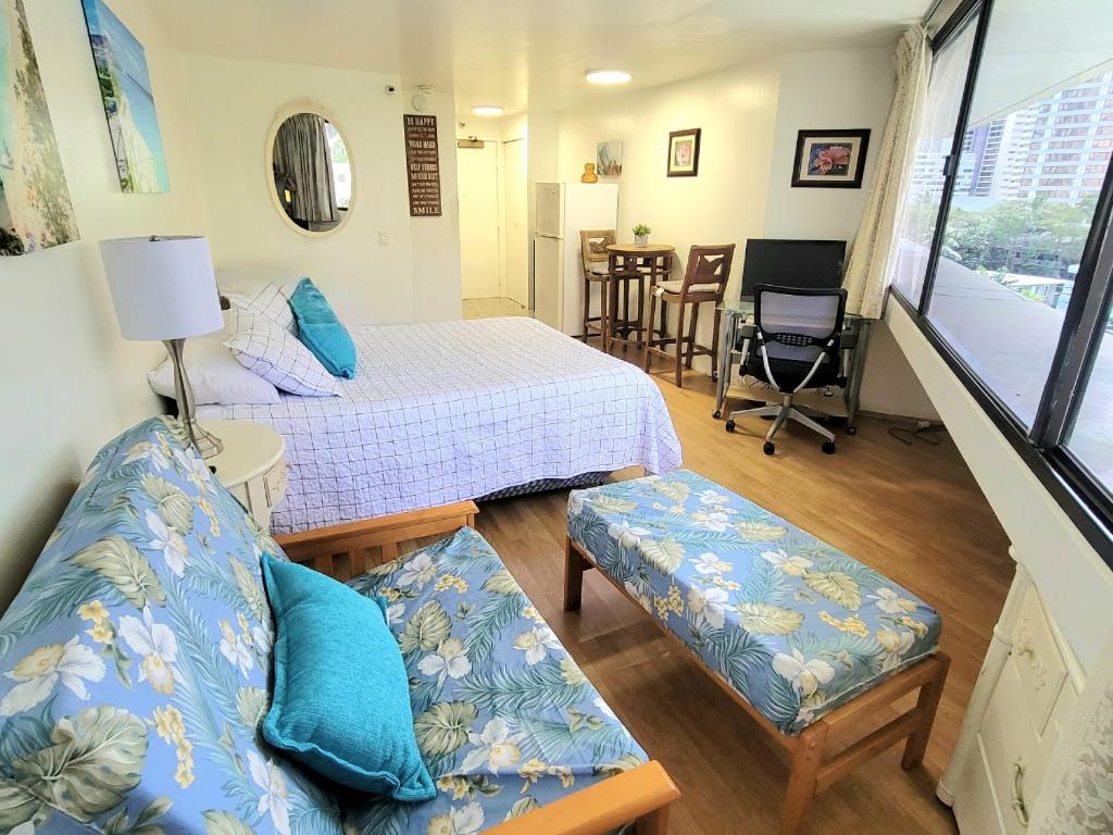 Waikiki Studio Steps to Beach-Mall Free Parking-WiFi - Tap to explore photos
