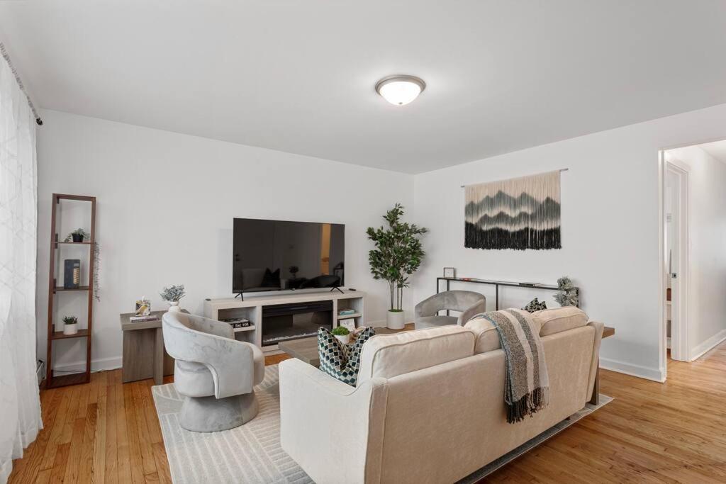 Stylish 2BR Near O'Hare Modern & Easy Access image