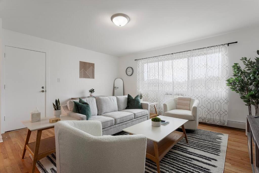 Cozy 2BR Near O Hare Free WiFi and Parking image