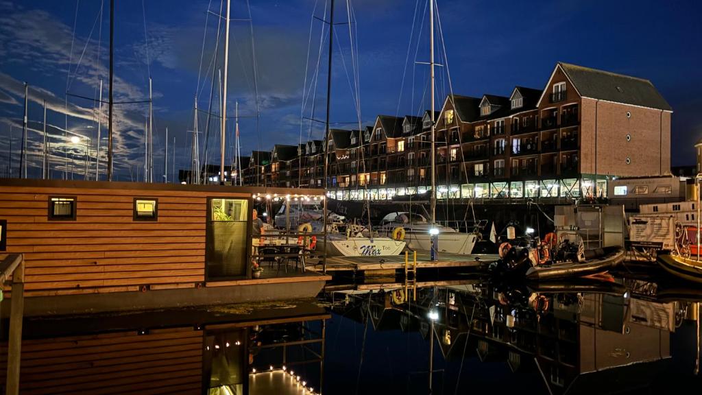 Float uniquely on Liverpool Waterfront on our high end 8 berth Houseboat - Tap to explore photos