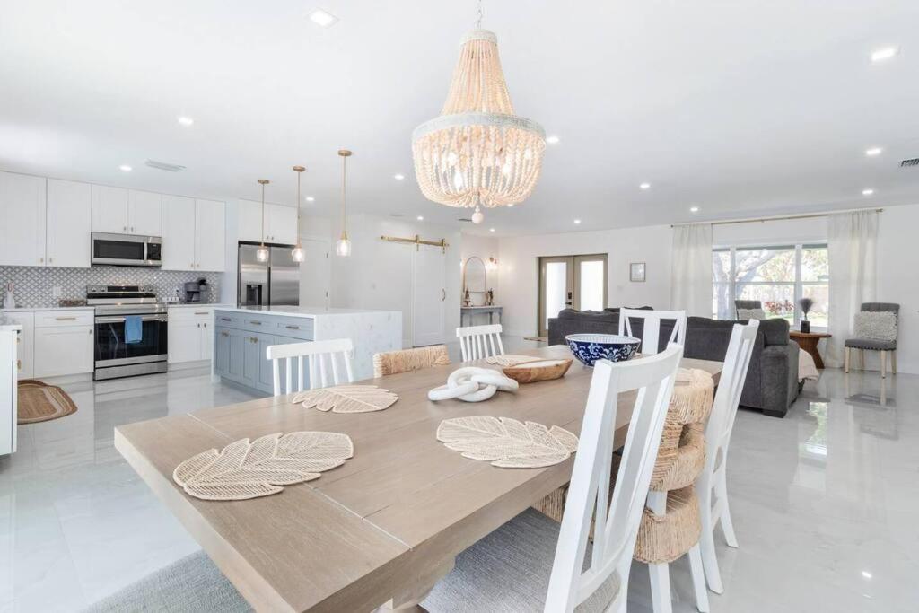 Luxury Waterfront Oasis in Pompano Beach - Tap to explore photos