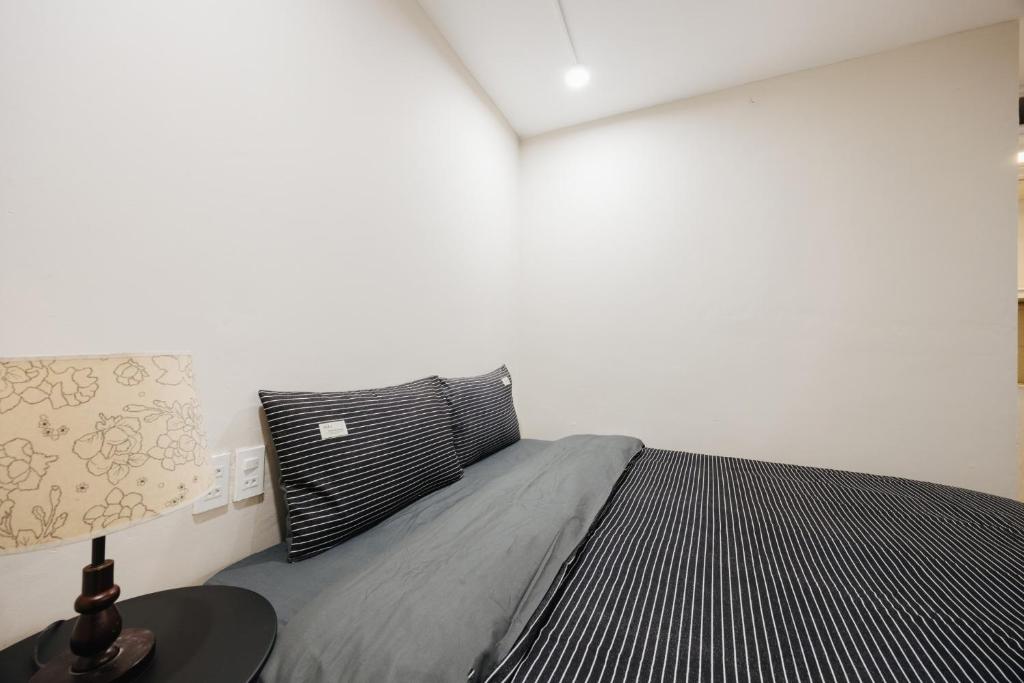 VietHOME - 102 Spacious Studio w Kitchen FREE Laundry