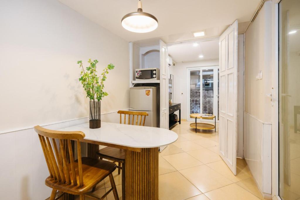 VietHOME - 102 Spacious Studio w Kitchen FREE Laundry