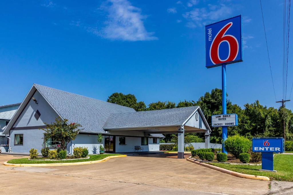Motel 6 Alvin, TX image