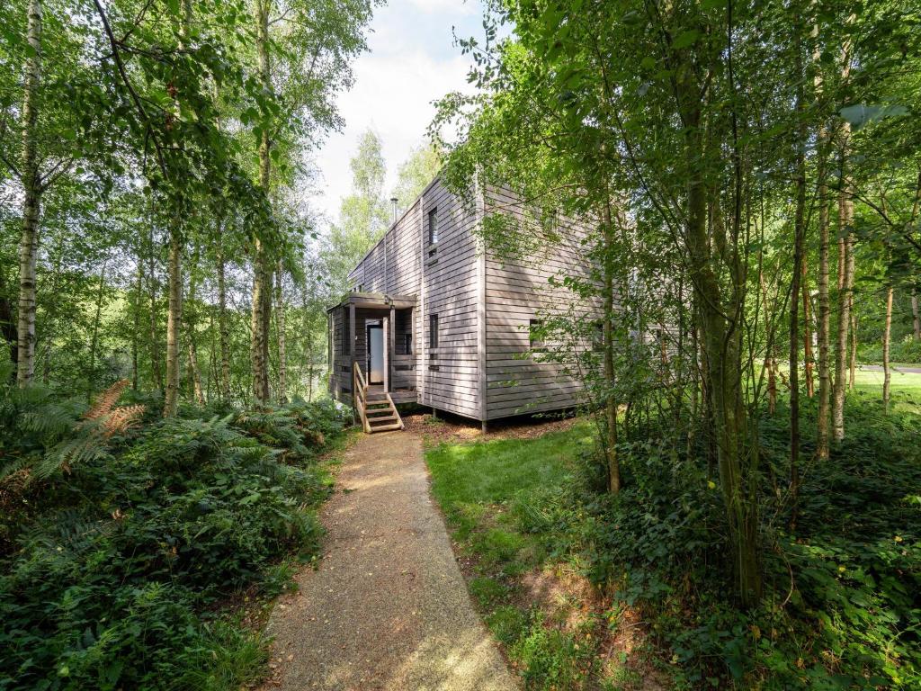 Lakehouse with forest views by belvilla