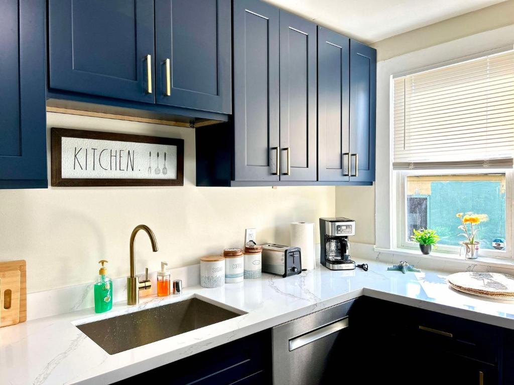 Modern Deluxe Kitchen, King Bed, Laundry, Prime location & Free Parking image