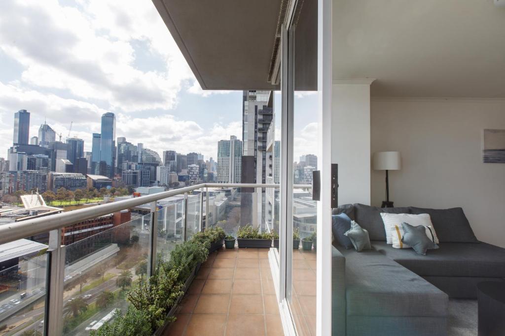 Modern Nomads Stunning City & River View 3BR with Carpark photo 1