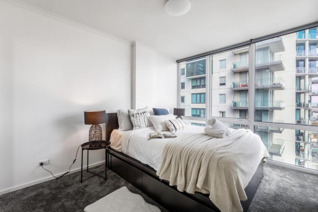 Modern Nomads Stunning City & River View 3BR with Carpark photo 4