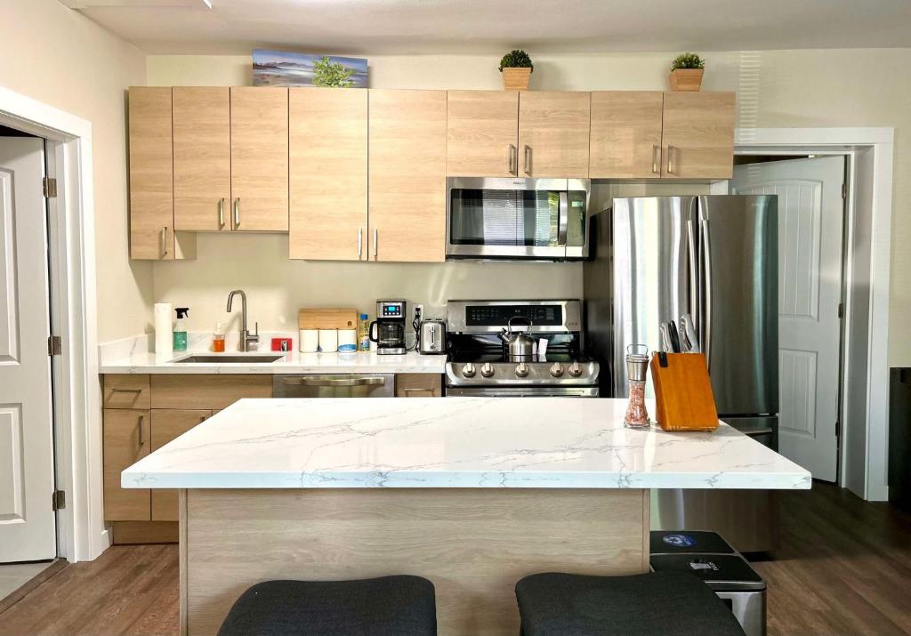 DT Stylish & Newly Renovated Home 2bdrm KQ beds Sea Tac 6 Miles image