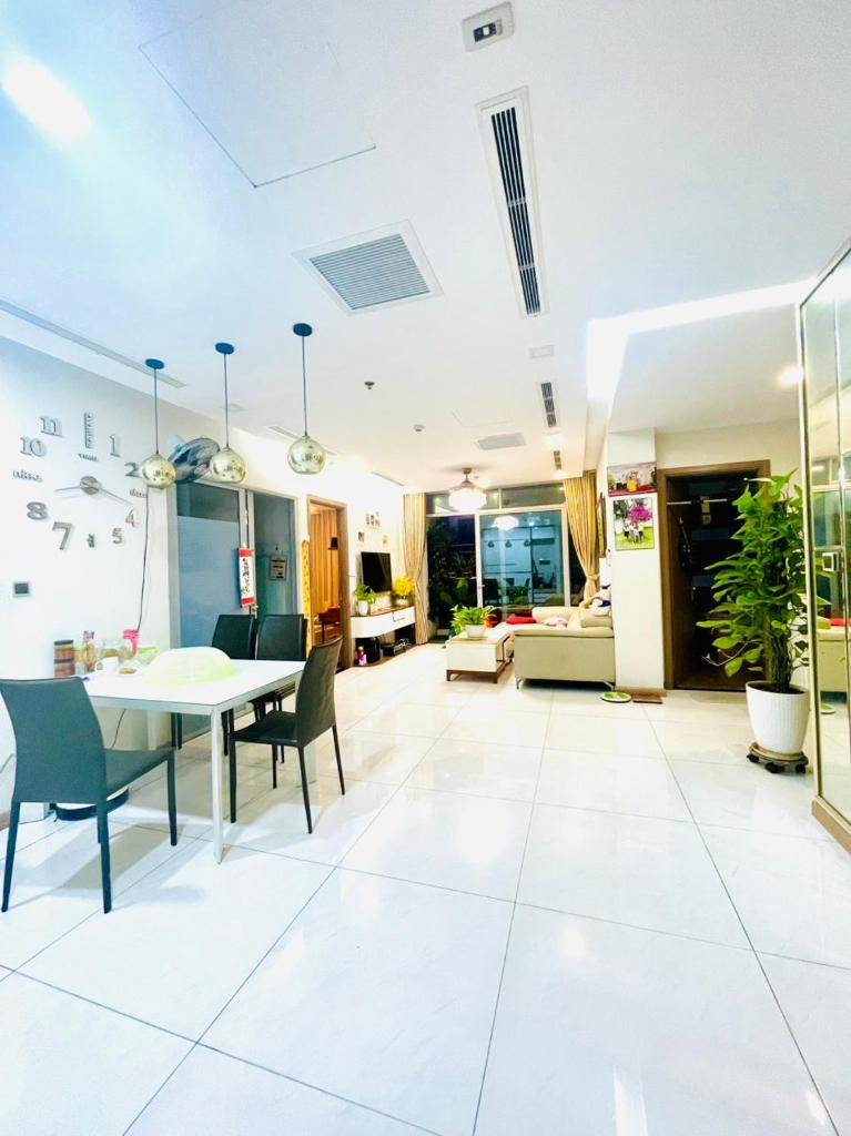 Phòng ngủ homestay Vinhome Central Park Tân cảng Bình Thạnh trong căn hộ chủ nhà đang sống