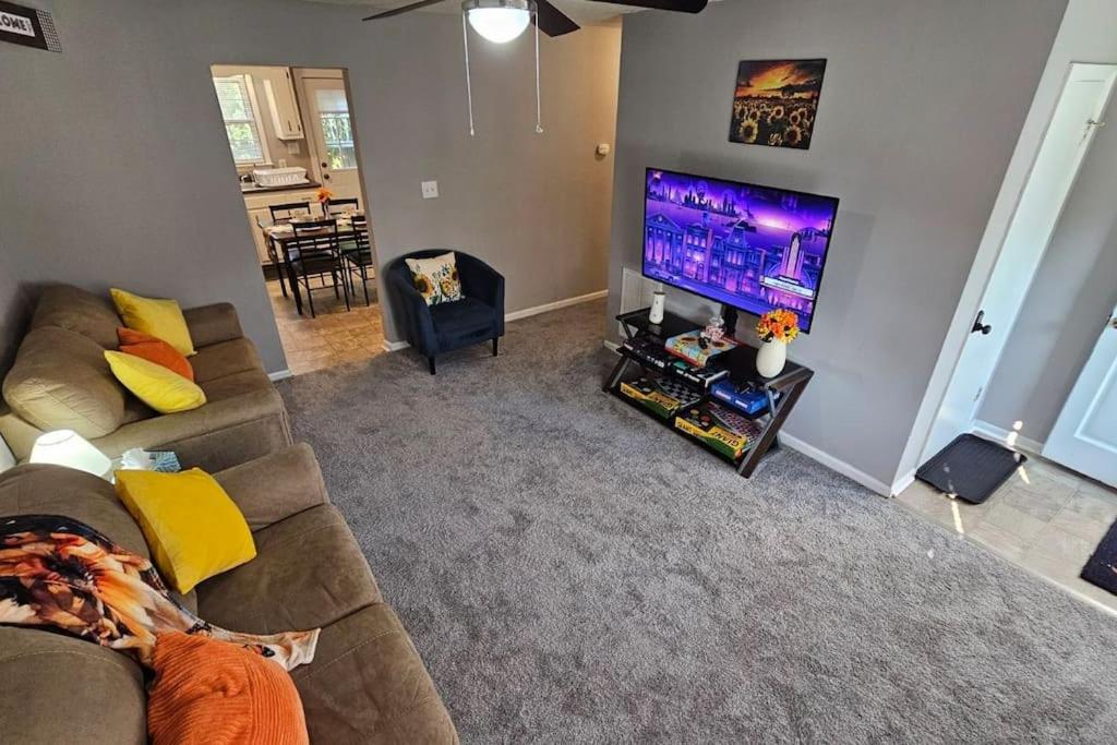 2BR Retreat sleeps 5 near ECU Stadium and Hospital image